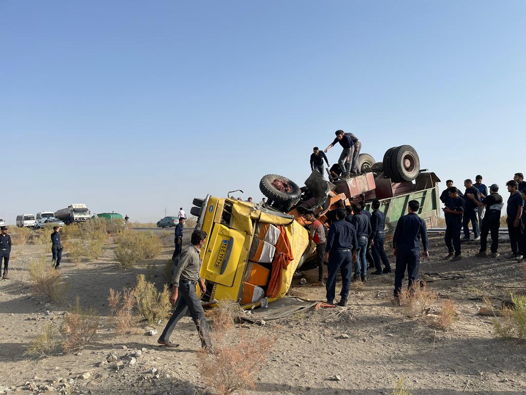 سه کشته در تصادف کامیون و مینی بوس در محور زرند یزد