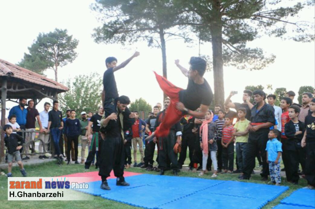 حرکات نمایشی کونگ فوکاران و رزمی کاران در بوستان شهدای گمنام زرند