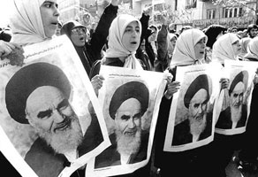زنان ایران همانند مردان در به ثمر رساندن انقلاب اسلامی نقش اساسی ایفا نموده اند