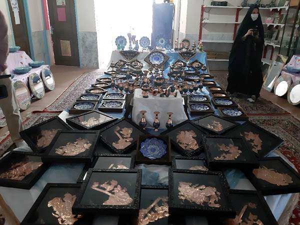 نمایش تولیدات صنایع دستی ۱۴۳ دانش آموز ابتدایی در زرند